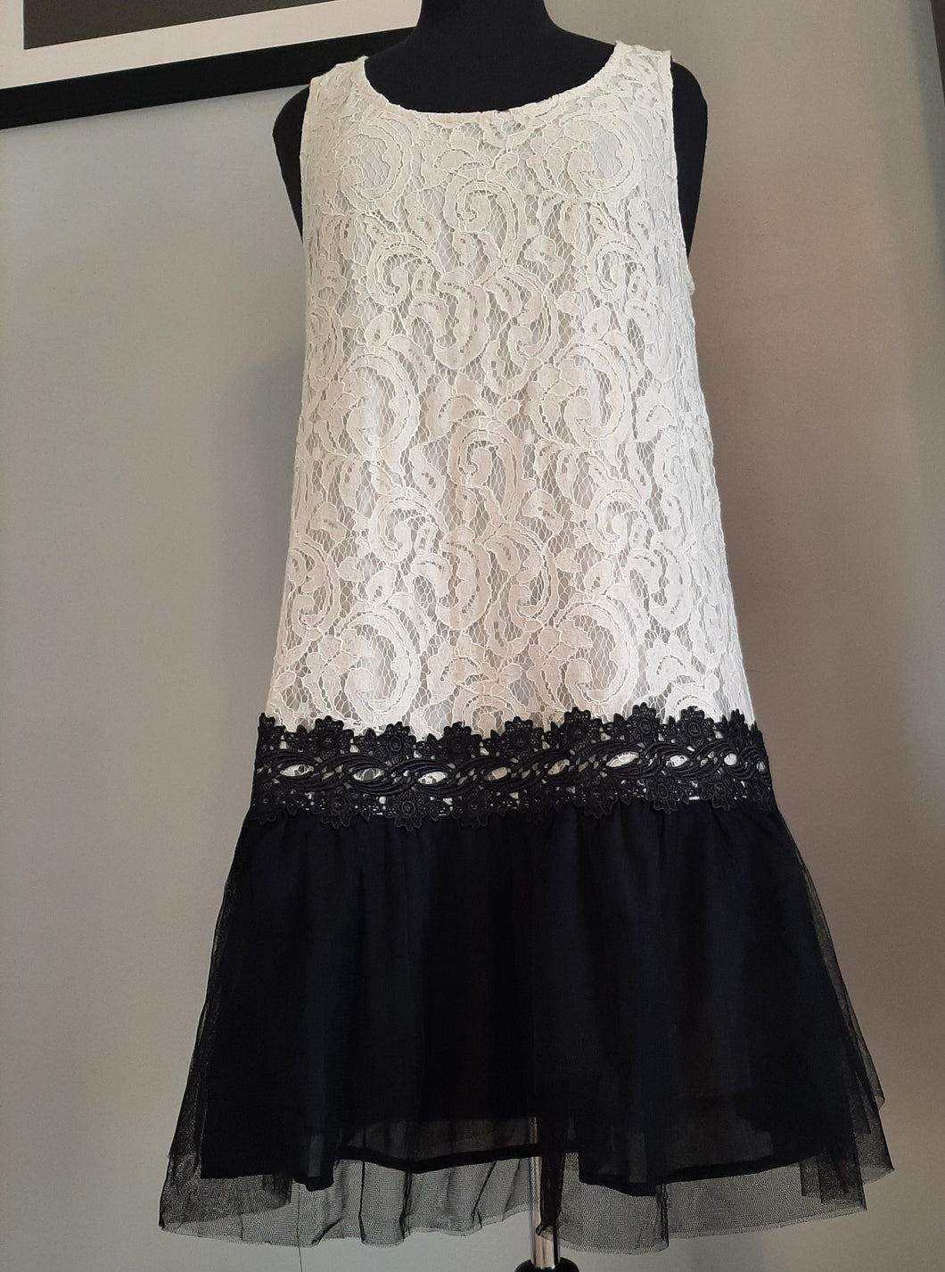Sleeveless Black/Cream Lace Dress Urban Pearls NC Sleeveless Black/Cream Lace Dress Urban Pearls NC